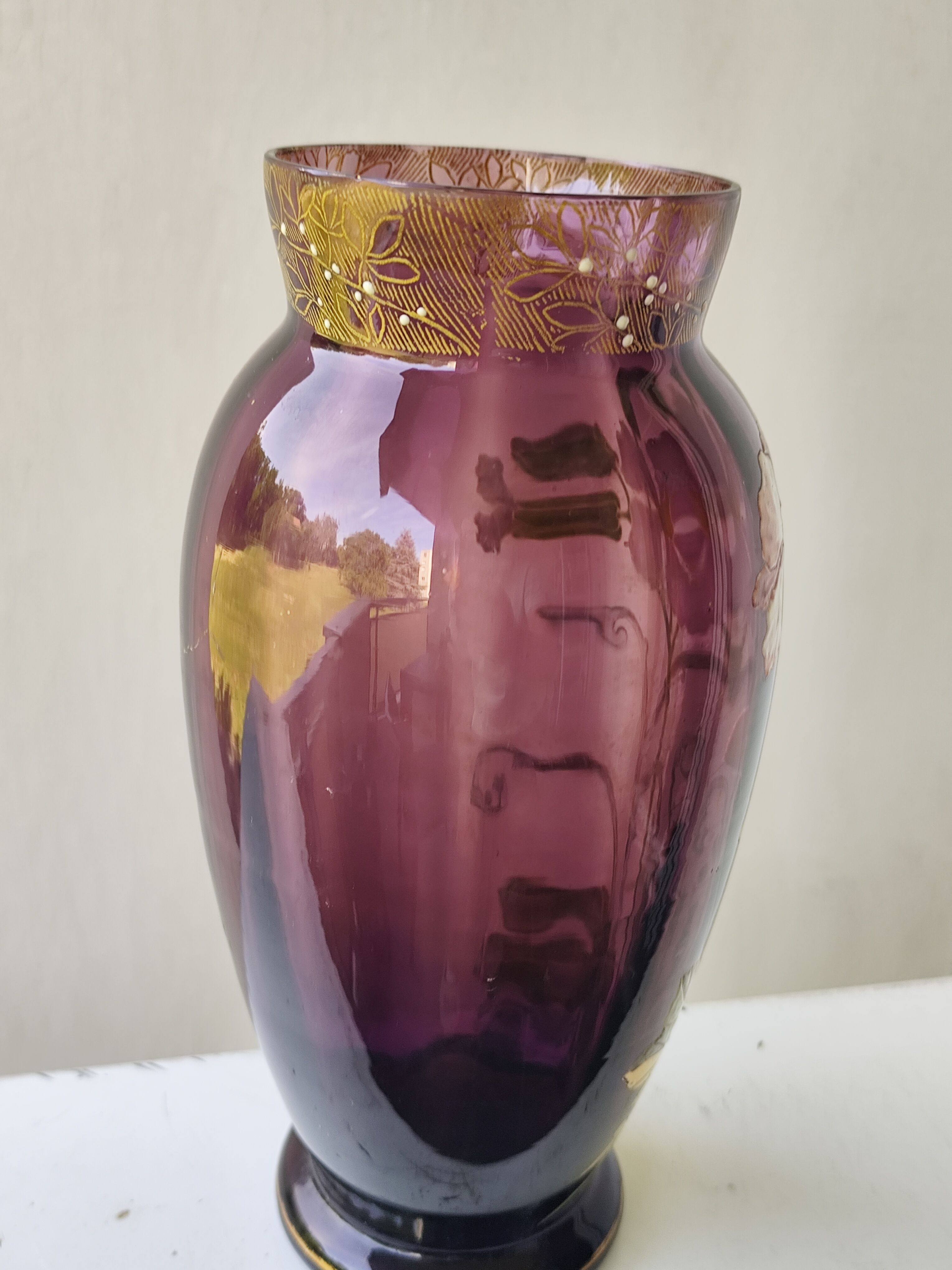 Vase en verre violet émaillé fleurs legras