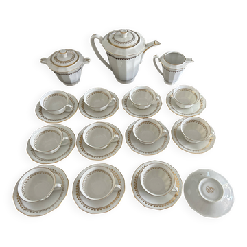 un service à café ou à thé vintage en porcelaine blanche avec des motifs et