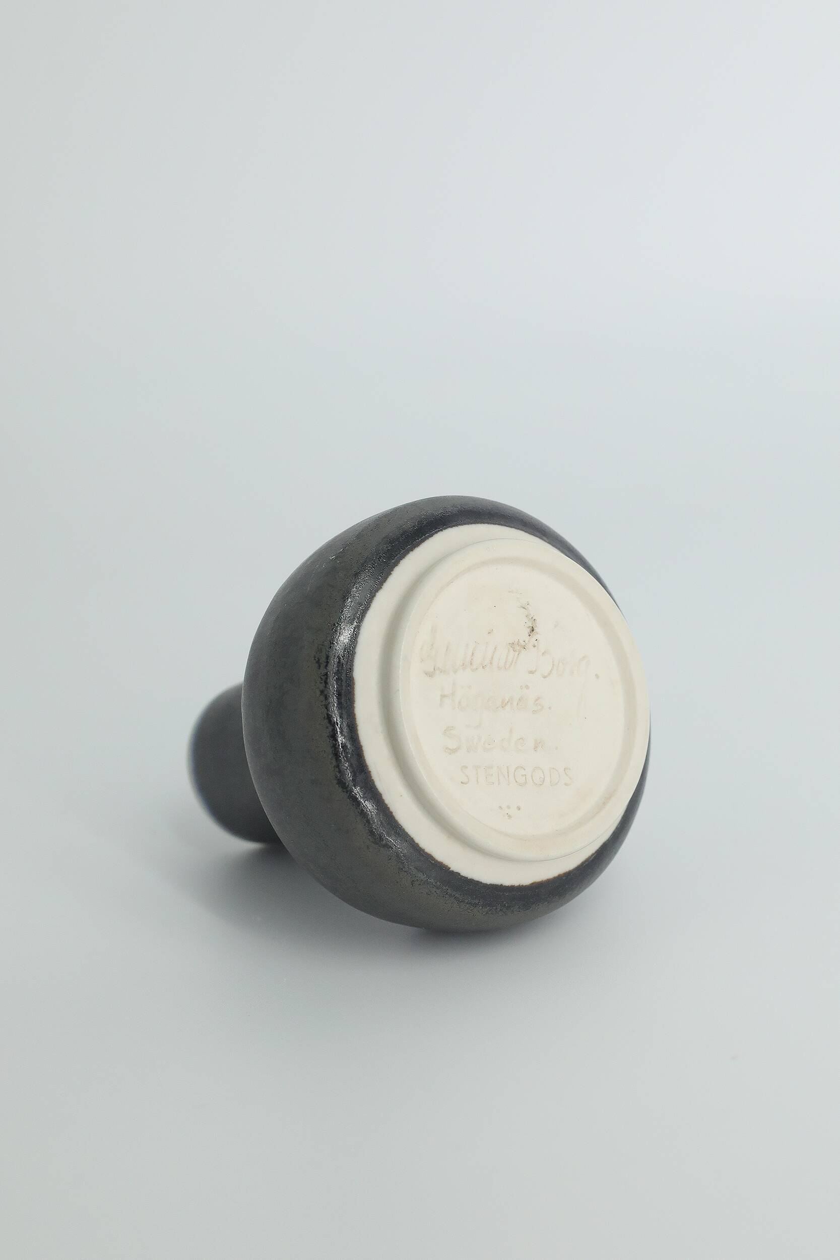 Scandinavian collector's vase in anthracite stoneware by Gunnar Borg for Höganäs.