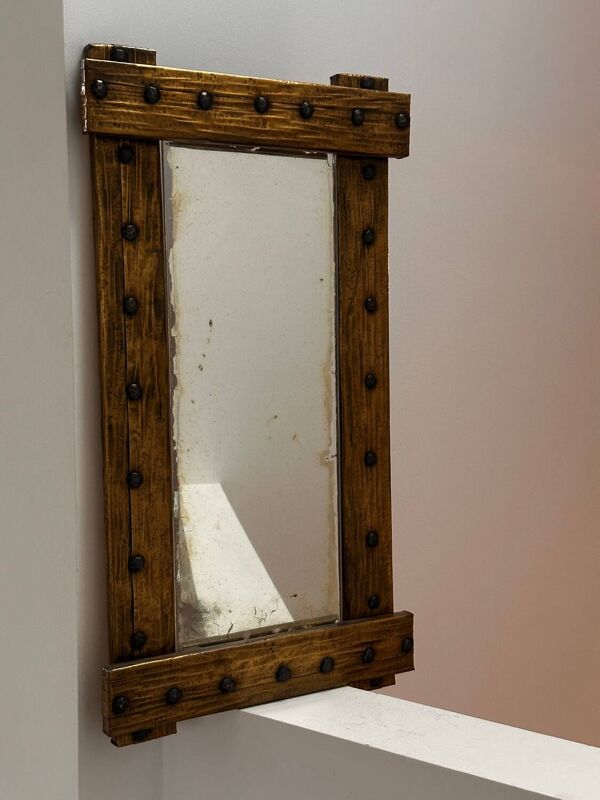 Miroir brutaliste à cadre martelé en cuivre et laiton