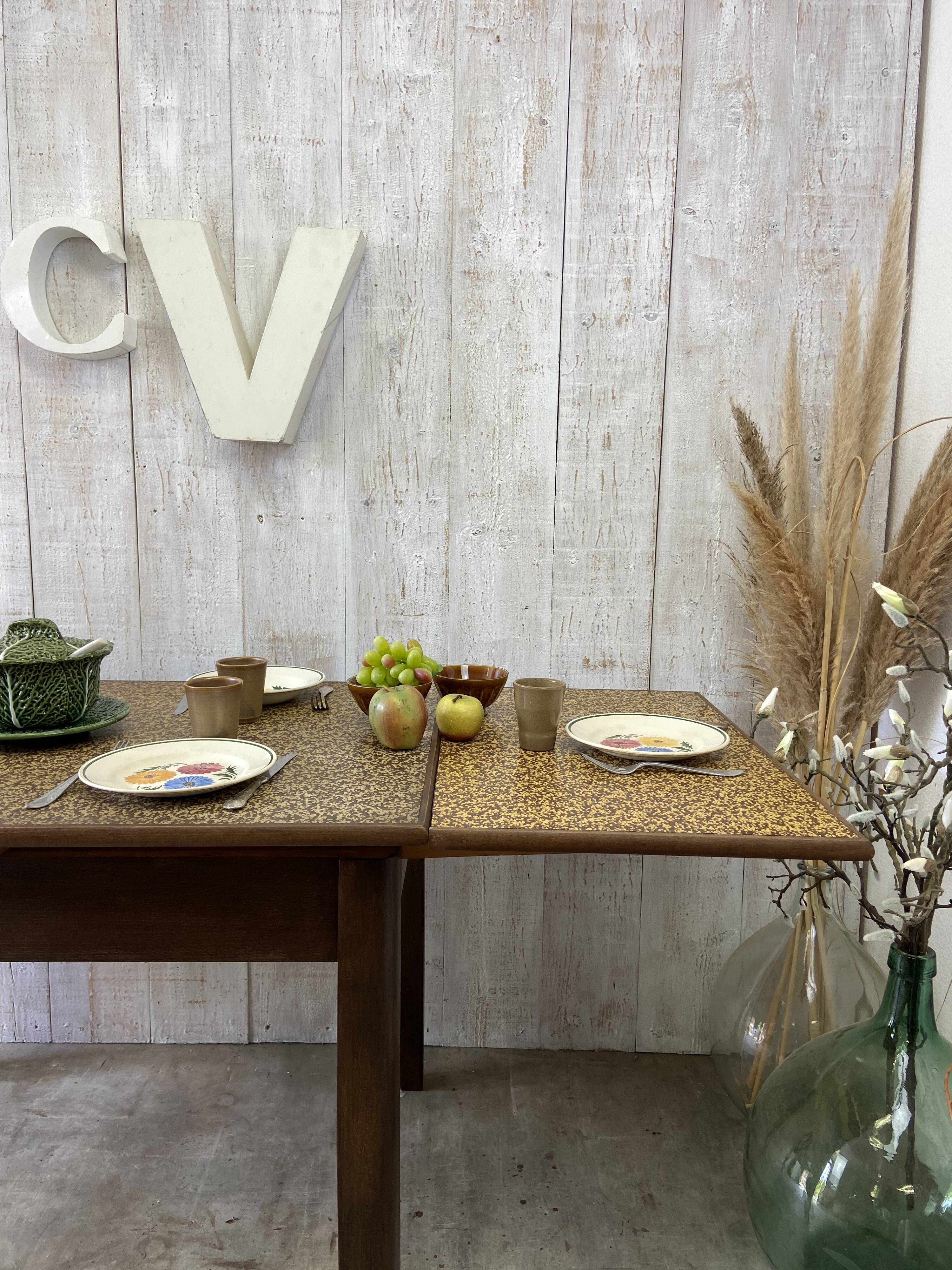 Extendable farm table