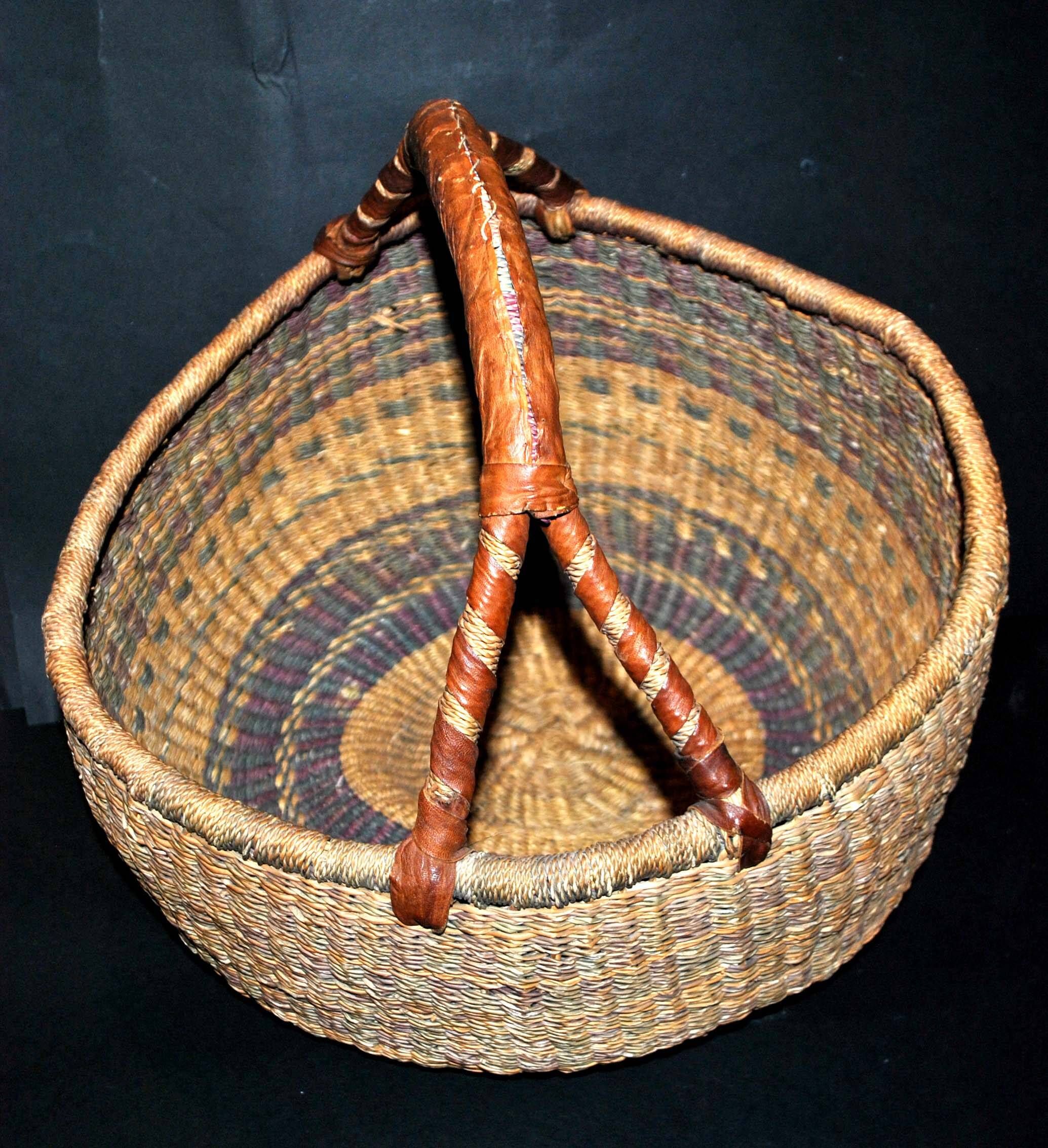 Vintage round basket in woven straw and leather - ethnic decorative ball basket