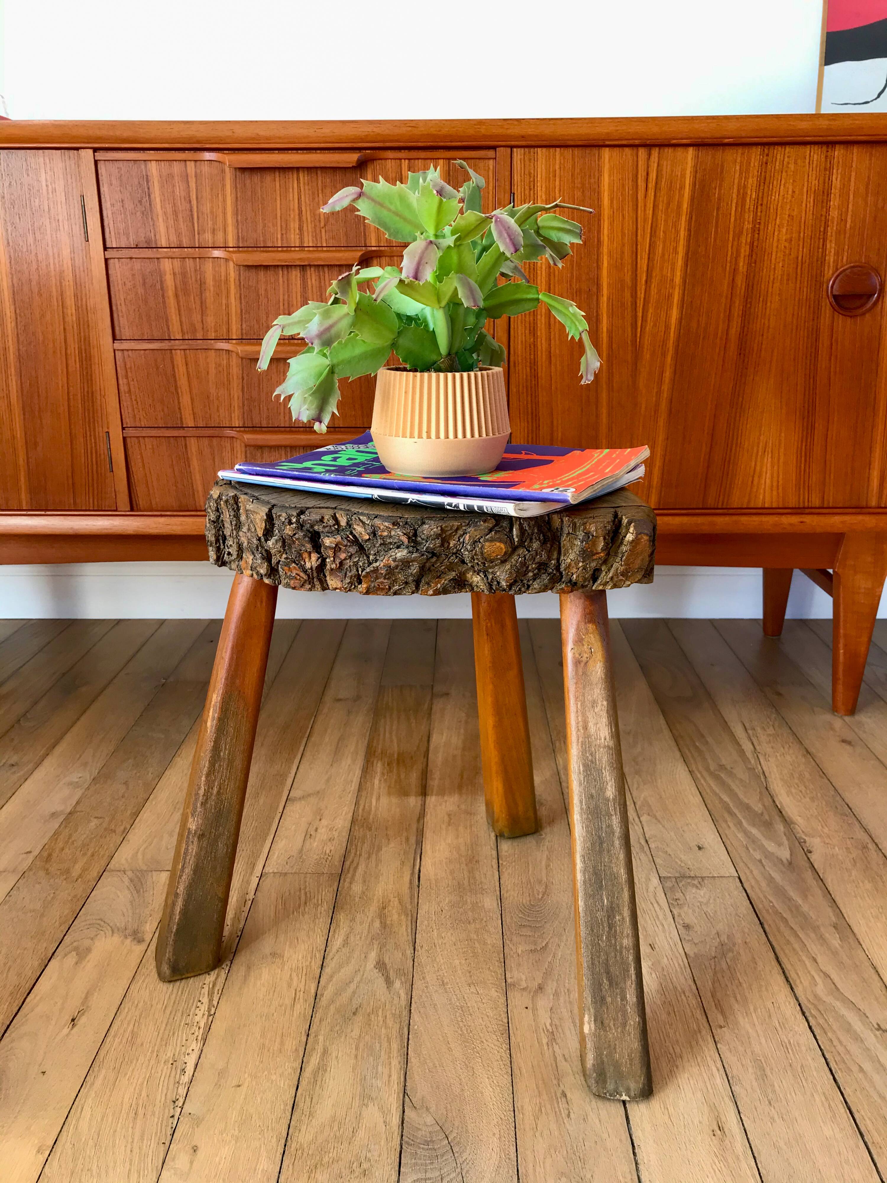 tabouret en bois style brutaliste années 30-40