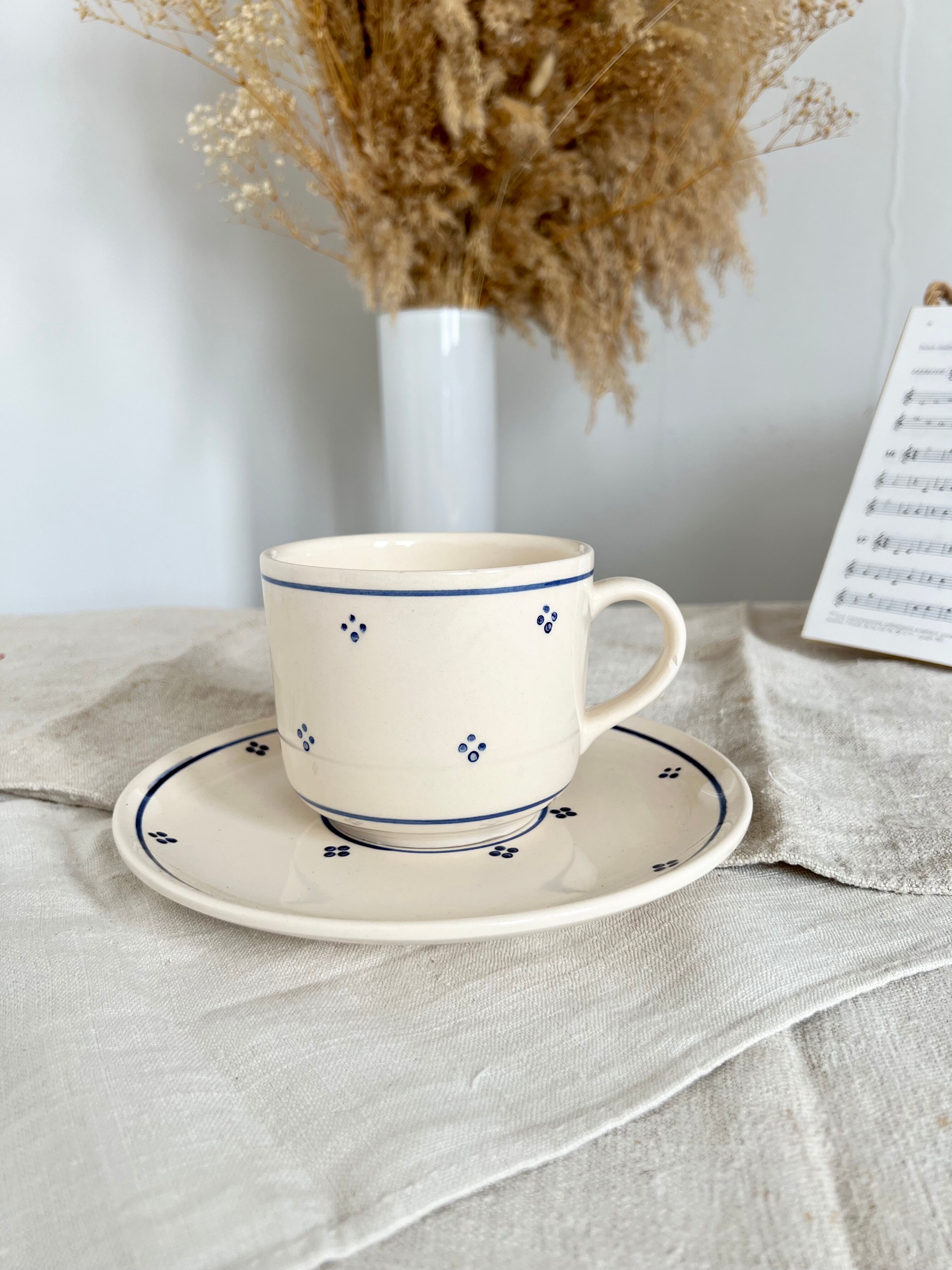 Grande tasse et sous tasse ancienne peinte à la main - Style romantique porcelaine beige et bleu