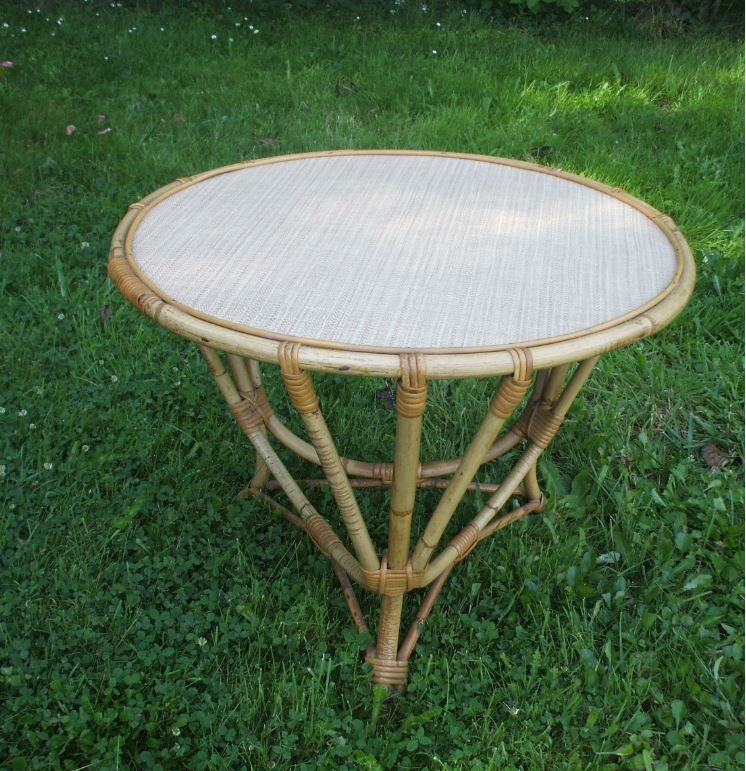 Round rattan table