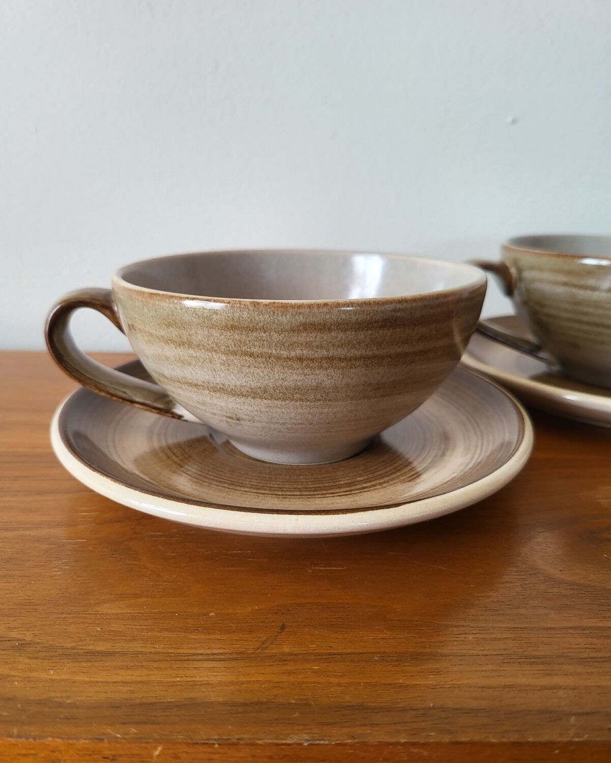 Ensemble de 2 grandes tasses et sous-tasse en grès Longchamp