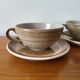 Ensemble de 2 grandes tasses et sous-tasse en grès Longchamp