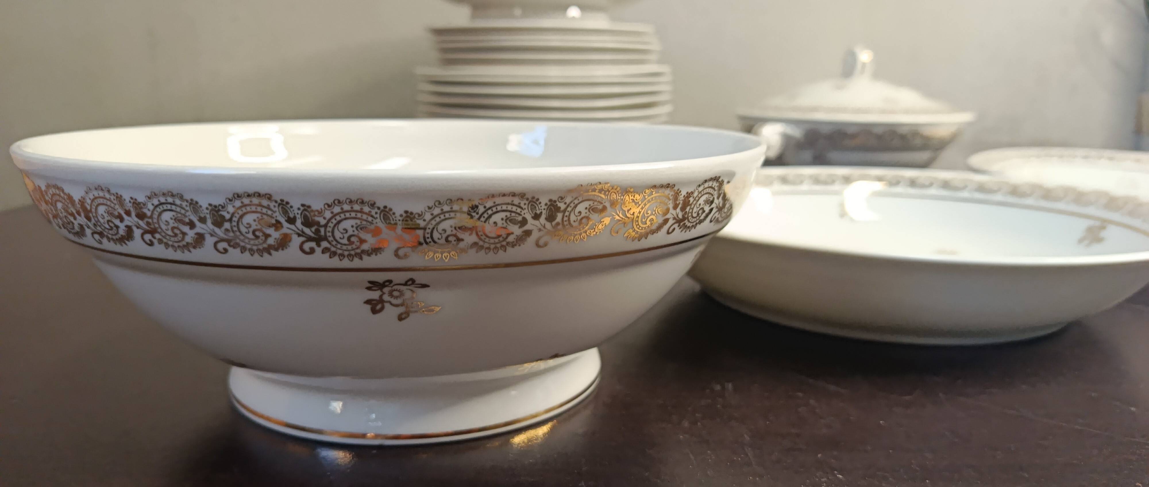 Service de table complet, porcelaine de Limoges et dorures, LOT 2