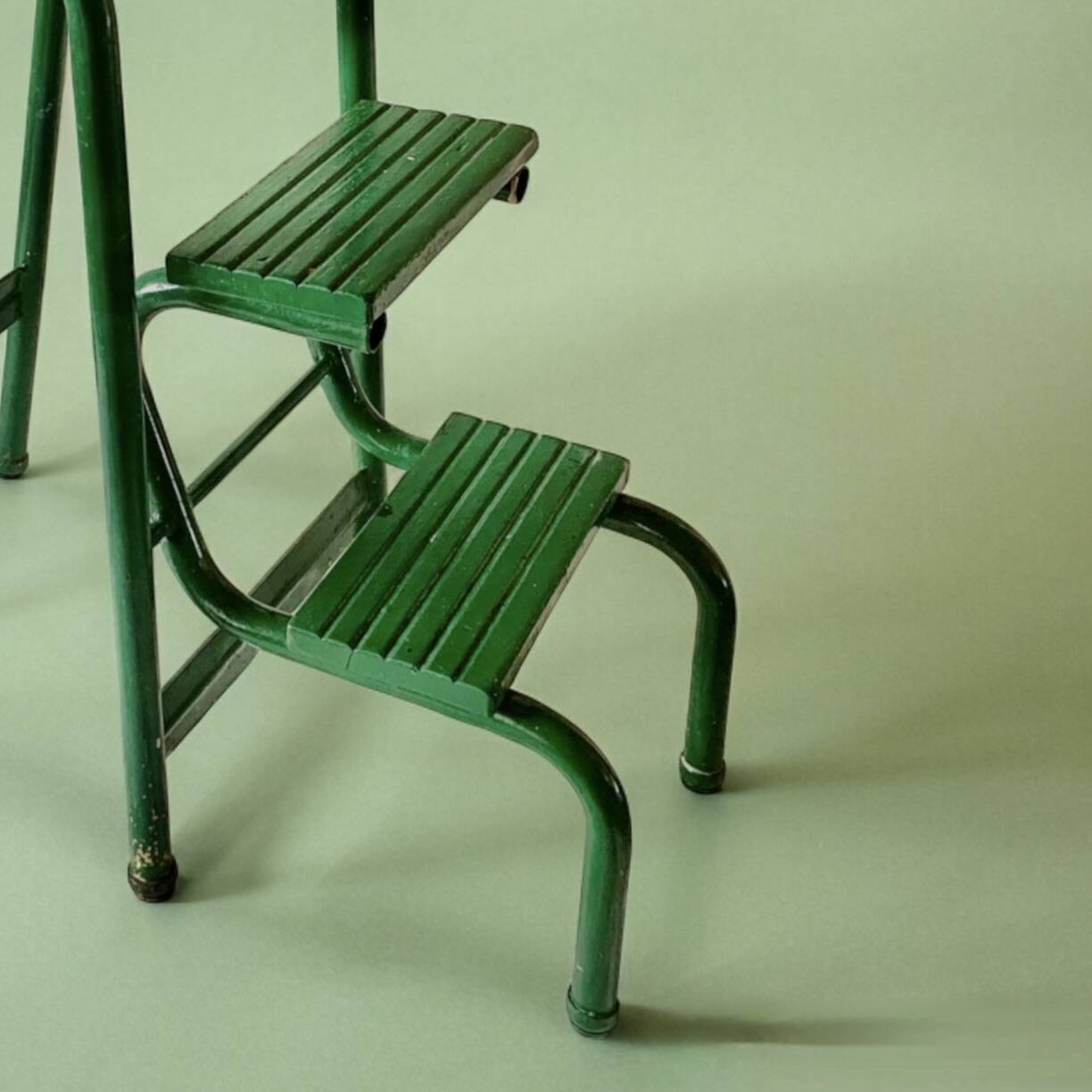 Vintage stepladder in green painted wood and steel
