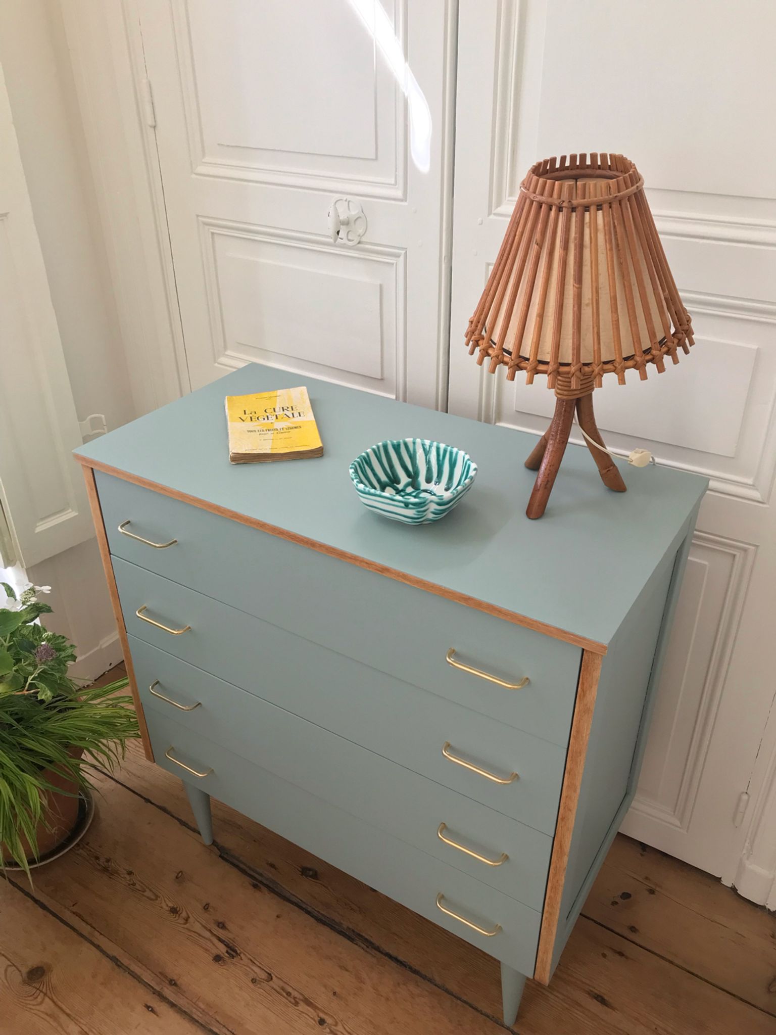 Vintage chest of drawers 4 drawers Almond from Resources