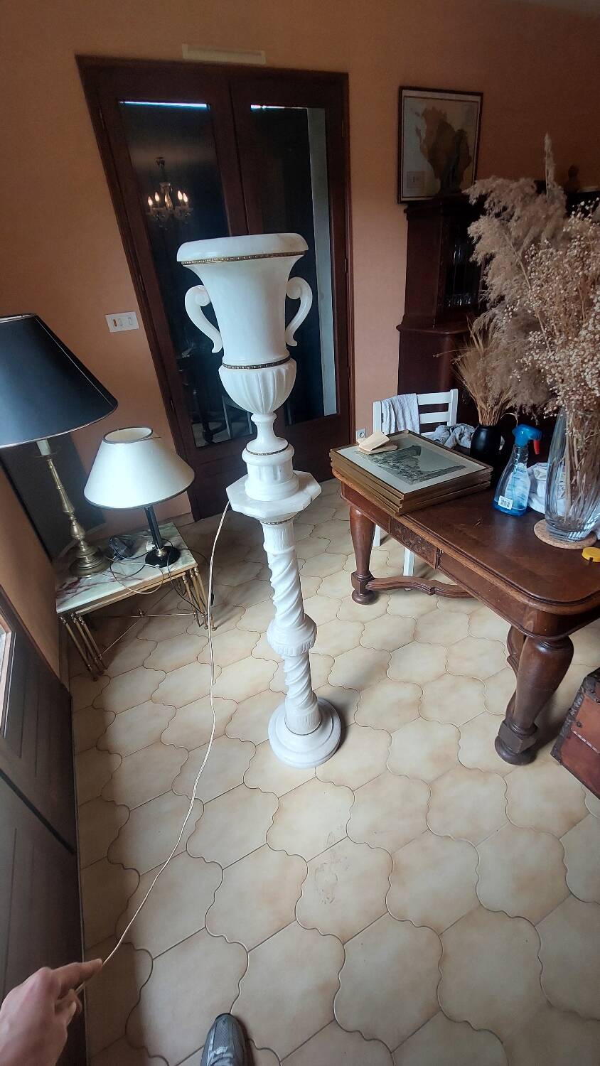 Marble effect column and its lamp