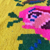 Tapis vintage en laine avec des fleurs roses sur fond vert et jaune fabriqué à la main en Transylvanie
