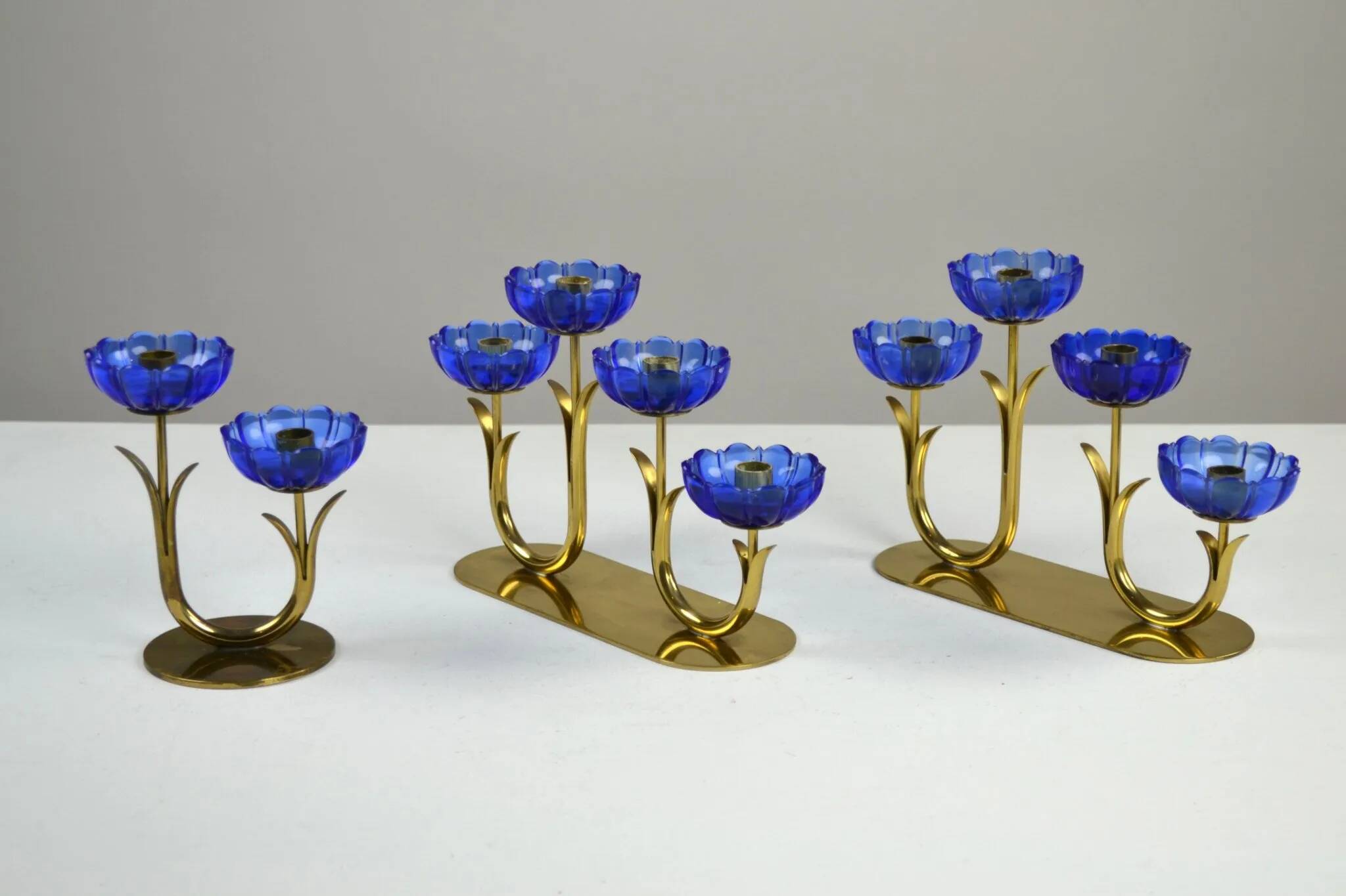 Bougeoirs en laiton massif et en verre artistique bleu cobalt par Gunnar Ander pour Ystad-Metall, Suède, années 1950.
