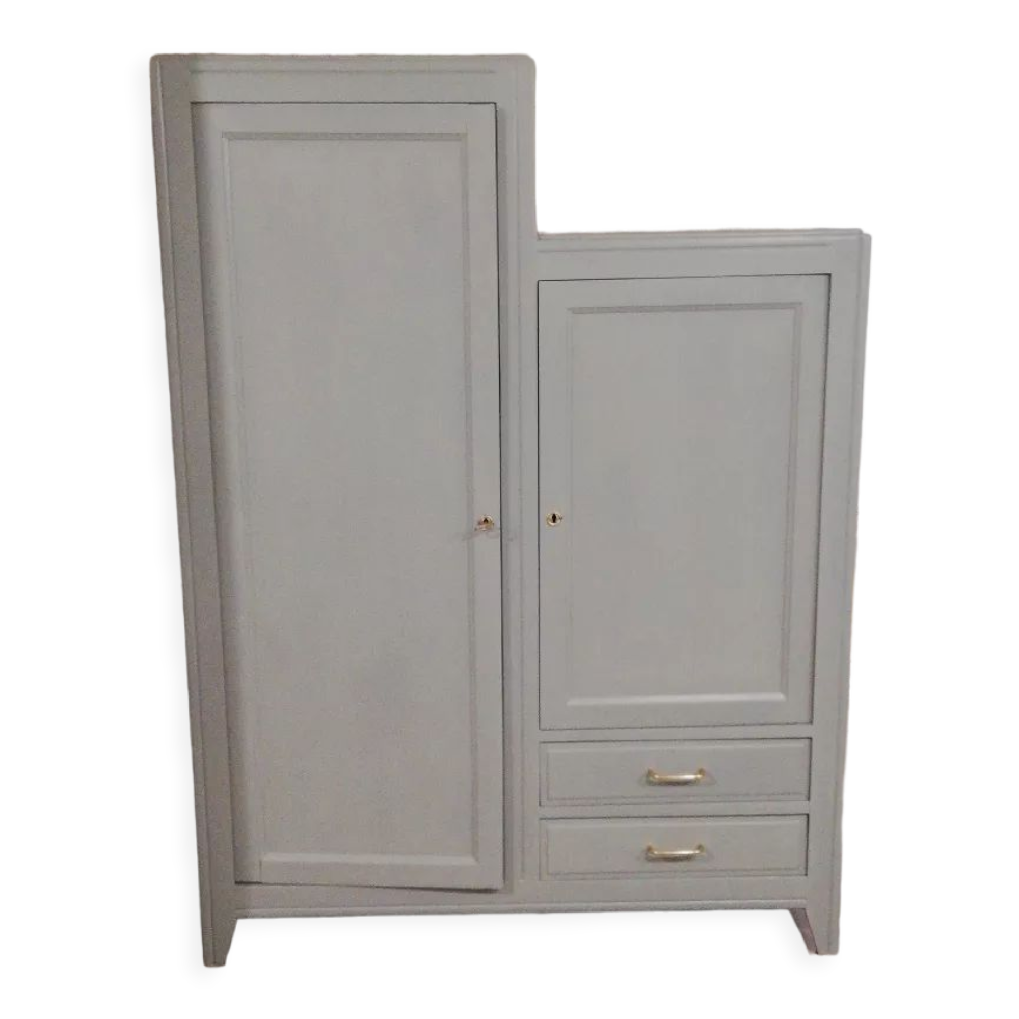 Asymmetrical cabinet