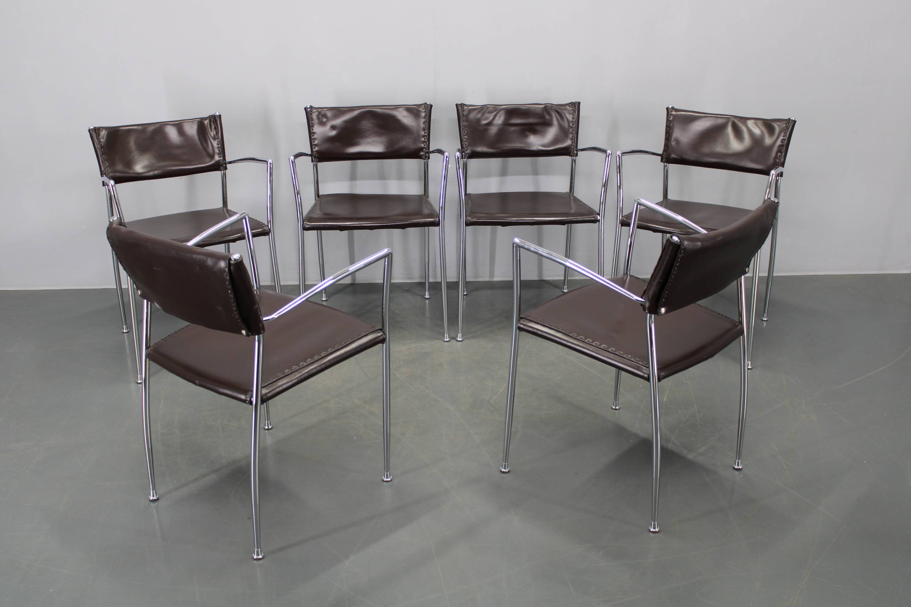 Ensemble de six fauteuils en cuir italien et chrome par Arper.