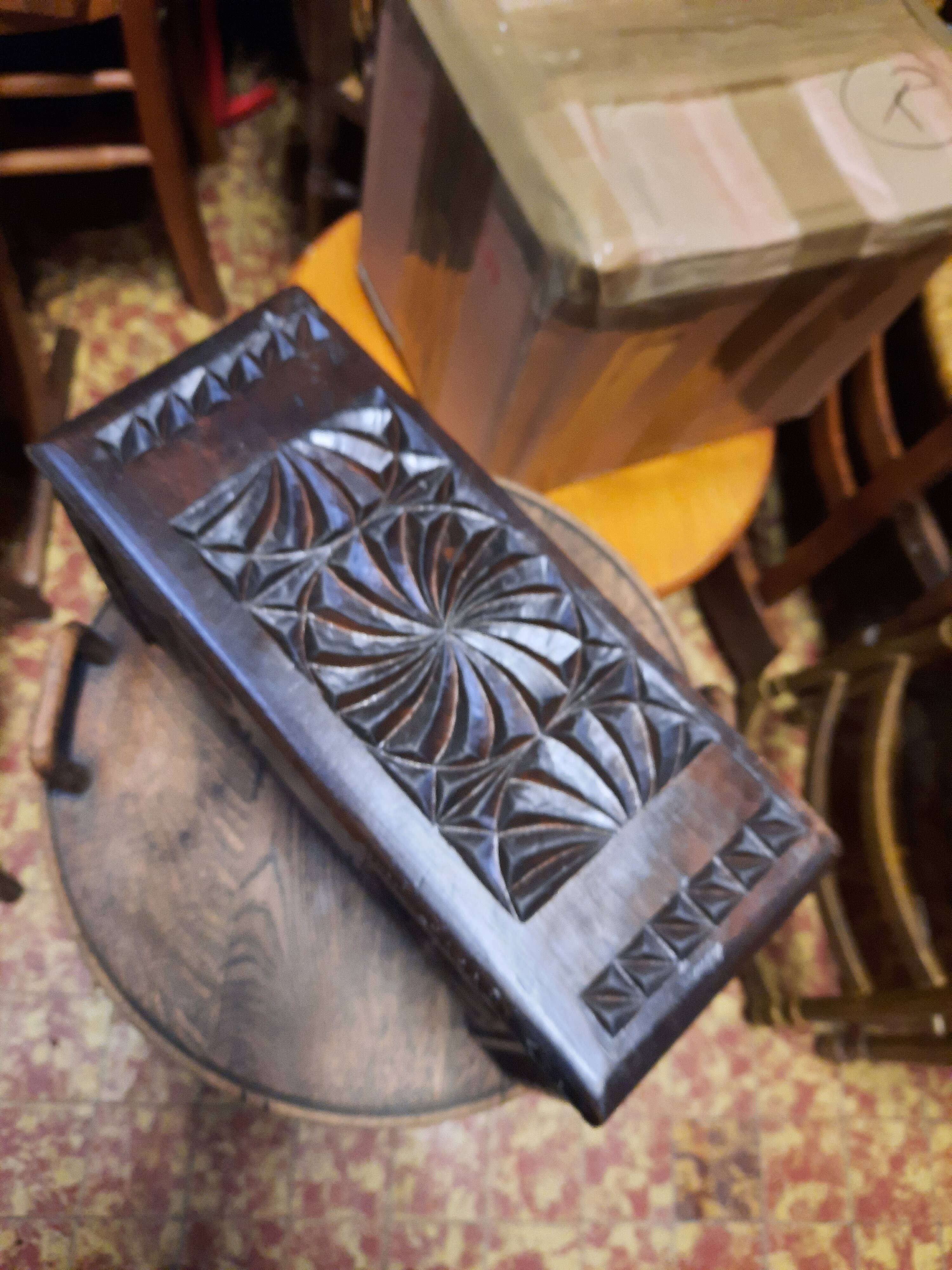 Coffret en bois sculpté