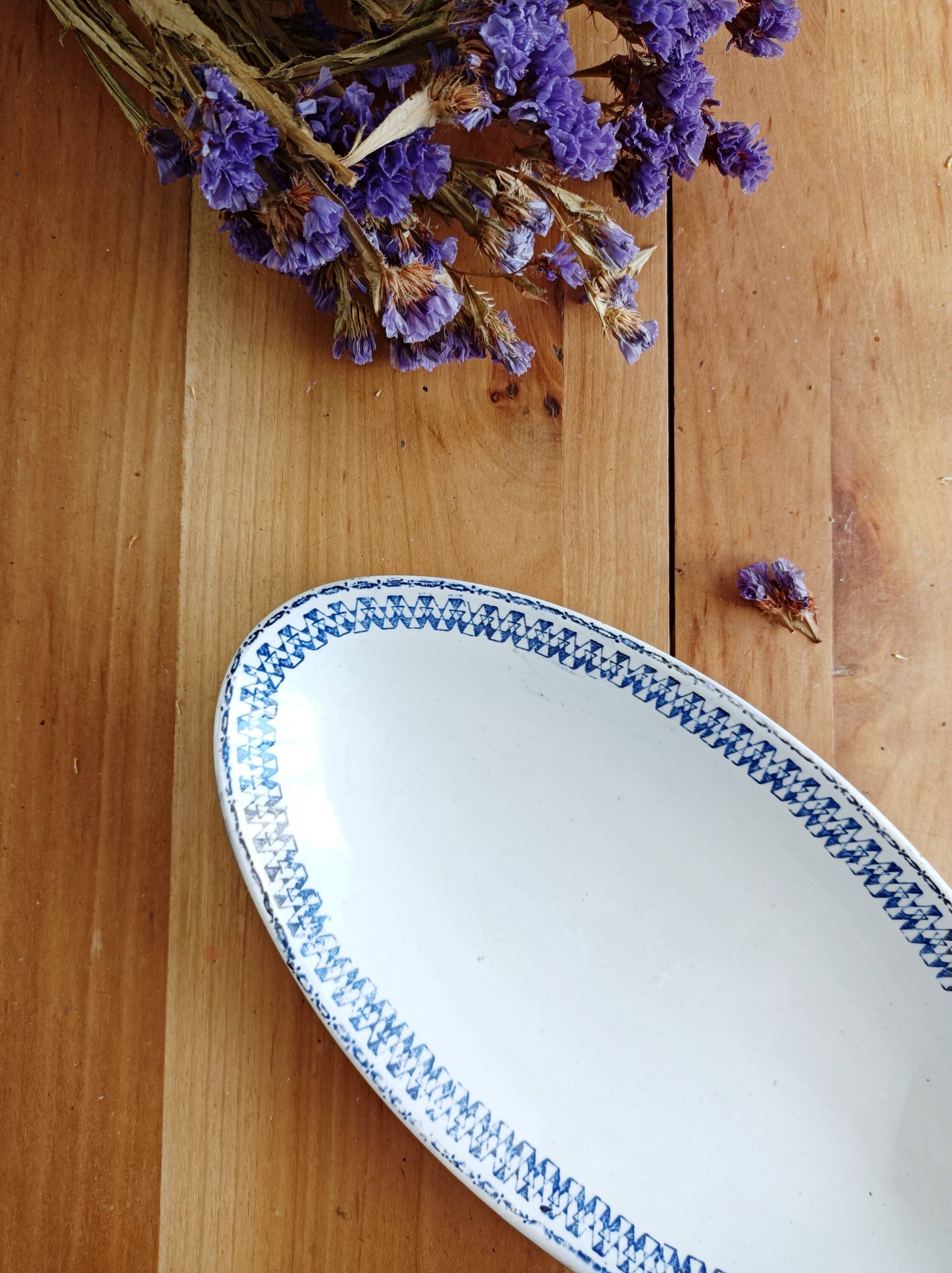 Iron clay dish with earthenware lions