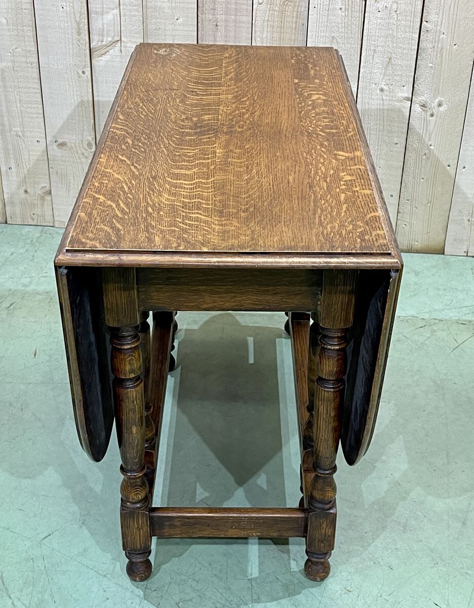 English folding table called -Gateleg- oak from the 1930s