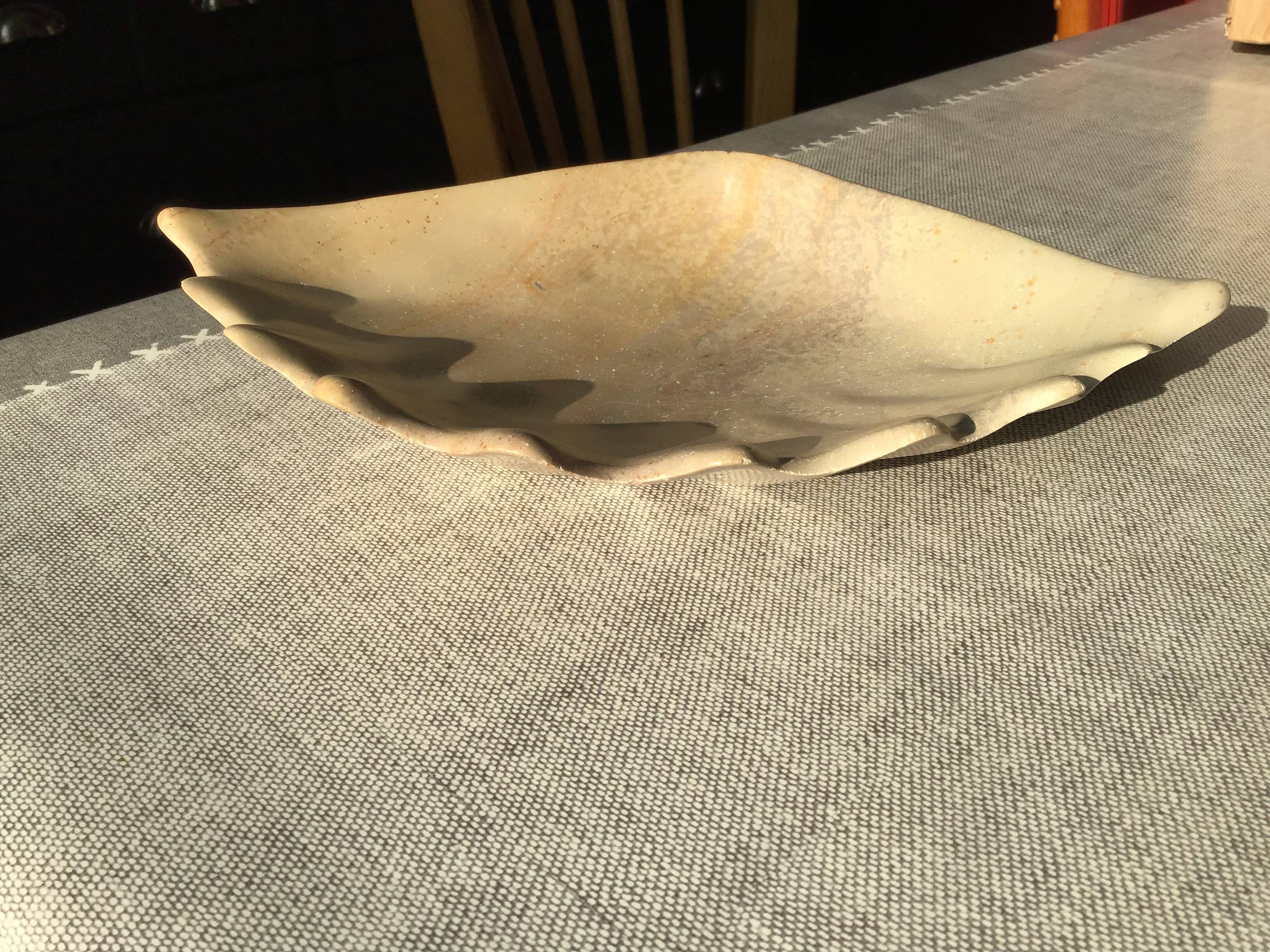 Shell-shaped soap dish in hard stone