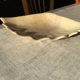 Shell-shaped soap dish in hard stone