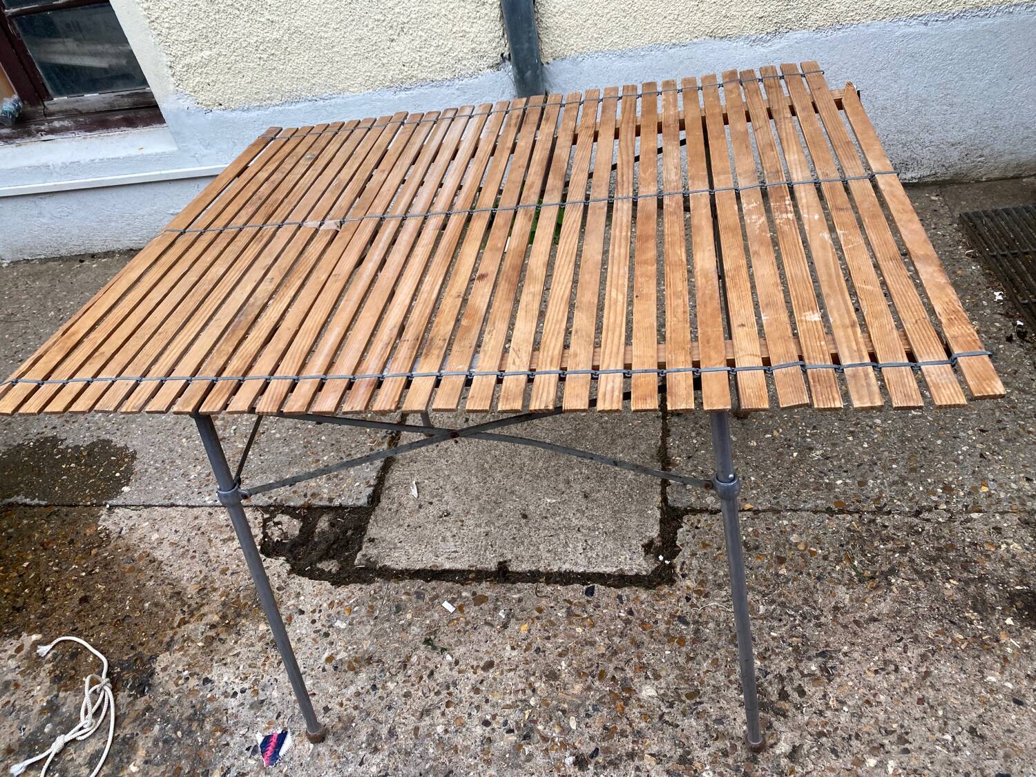 Folding camping table
