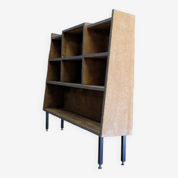 Asymmetrical shelf with lockers on feet