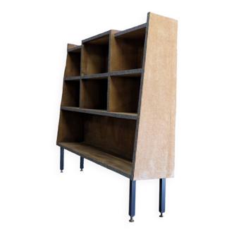 Asymmetrical shelf with lockers on feet