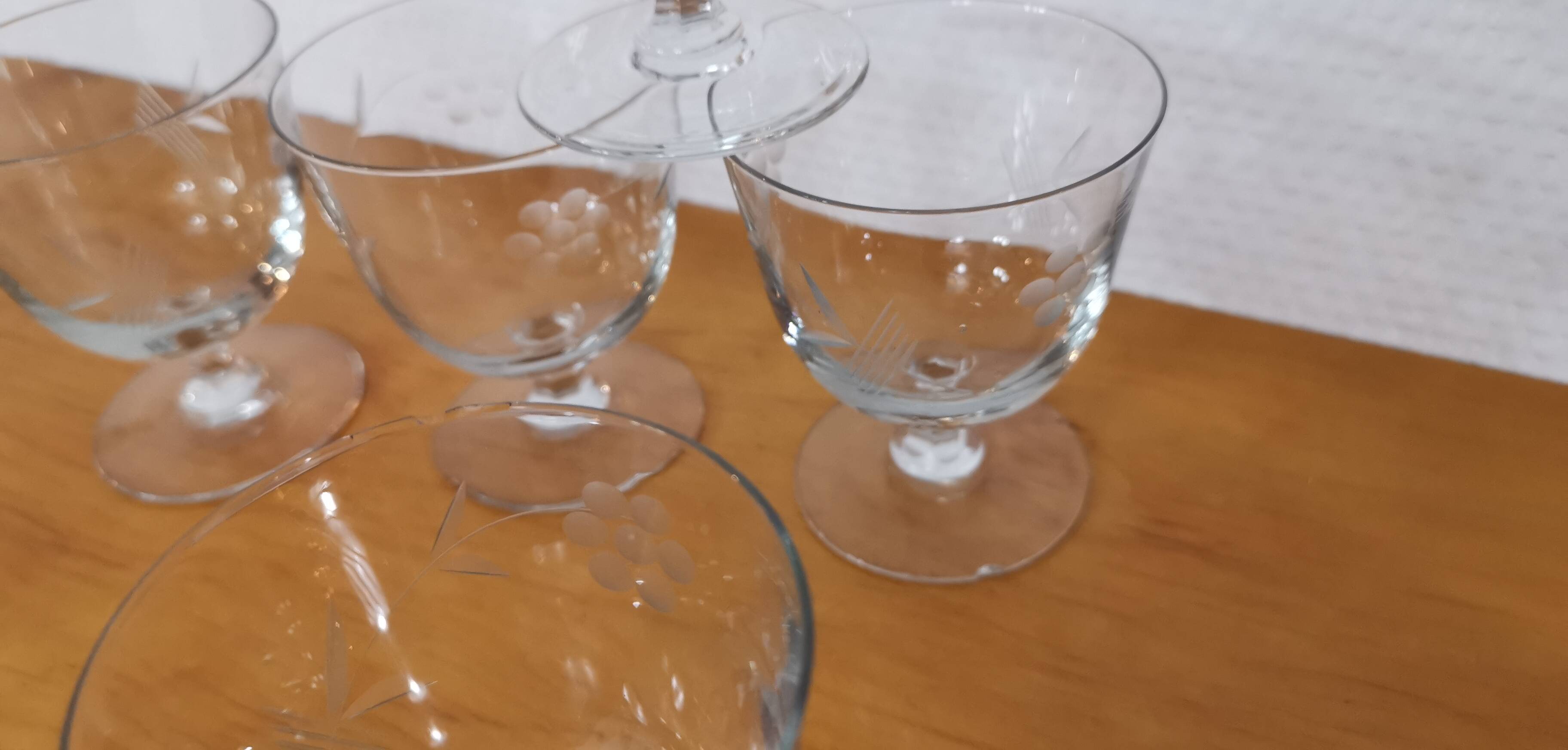 Ensemble vintage de 5 verres gravé sur pieds