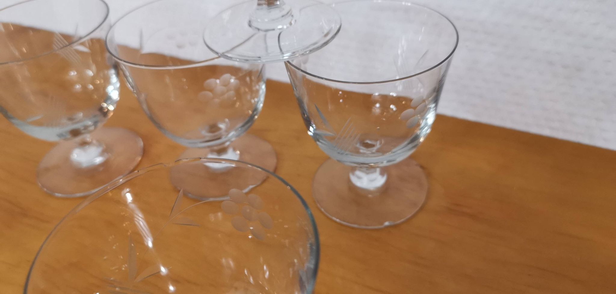Ensemble vintage de 5 verres gravé sur pieds