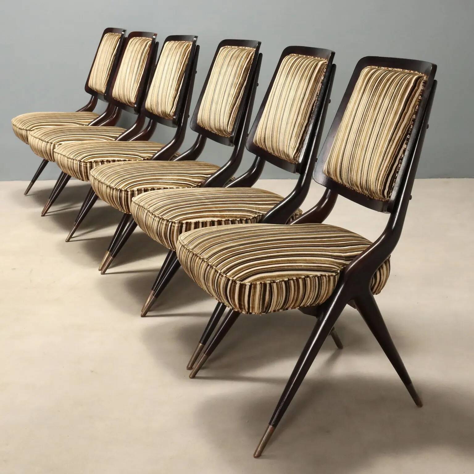 Lot de huit chaises vintage avec embouts en laiton
