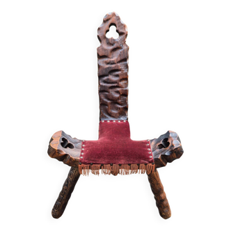 Chaise brutaliste pieds tripodes