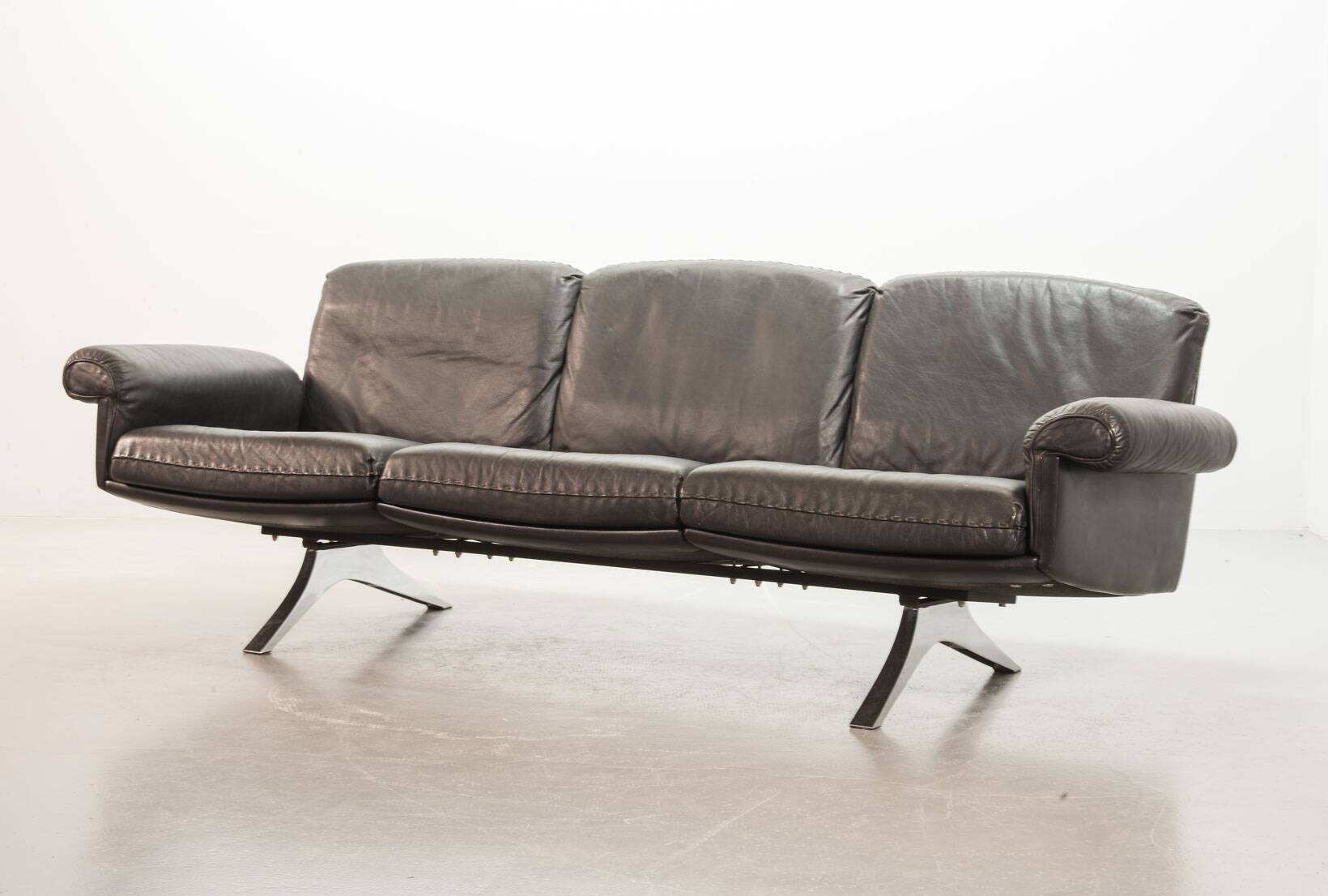 De Sede Black Leather Strap Stitched Three-Seat Sofa DS31. Switzerland, 60s
