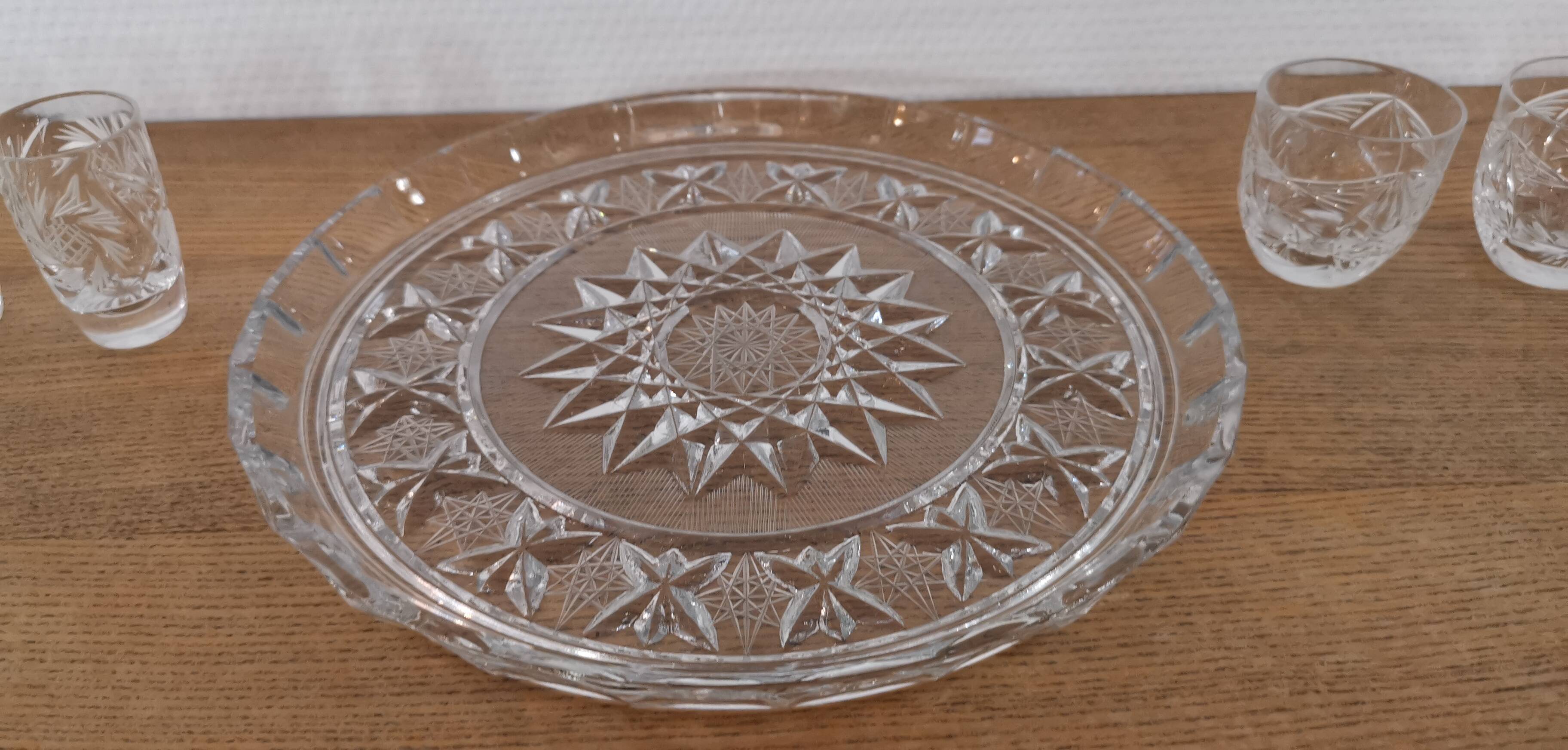 Presentation service 8 glasses and its Bohemian Cristal style dish