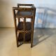 Étagère vintage en rotin et bois foncé à trois niveaux