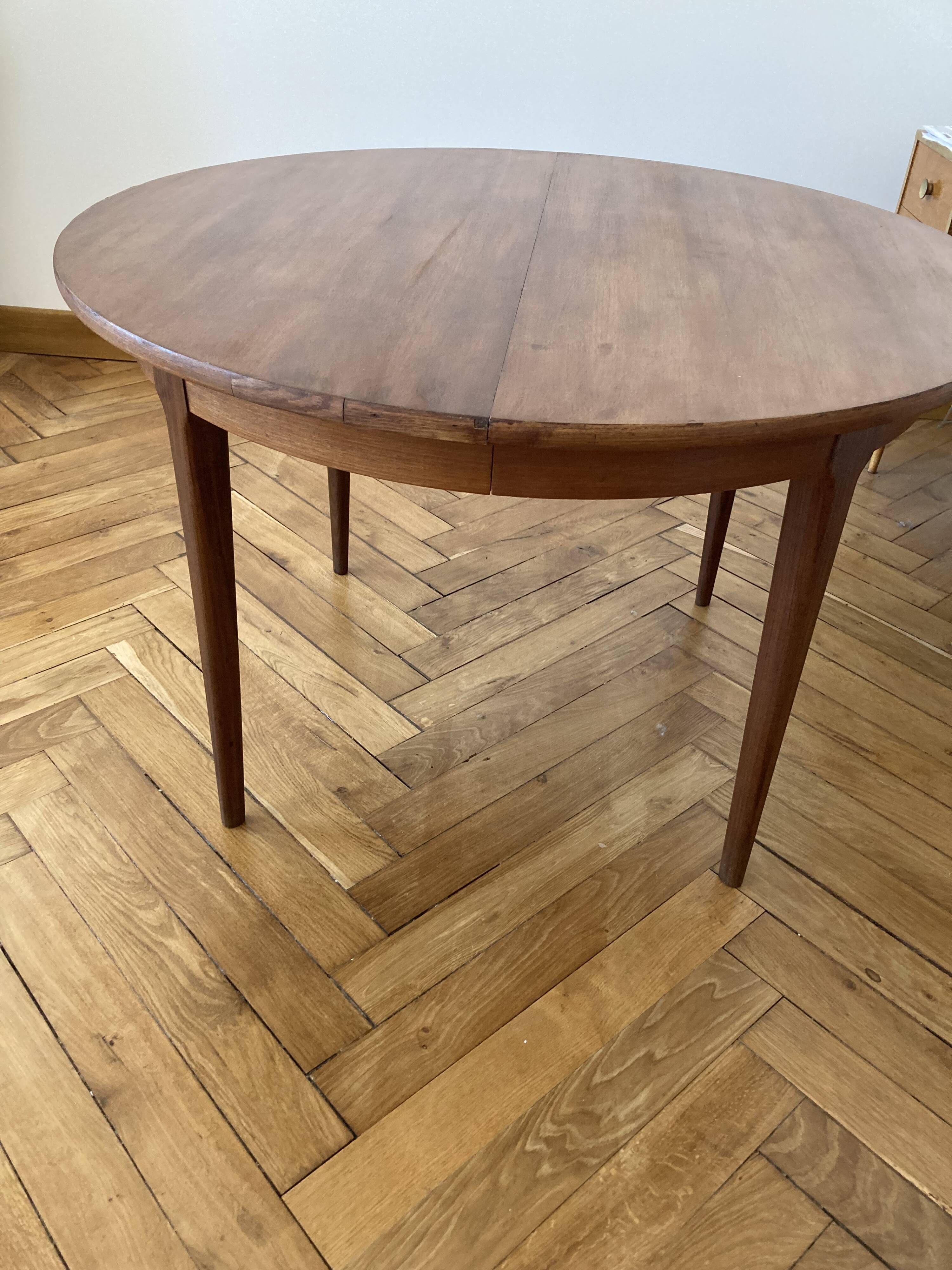 Extendable Scandinavian table