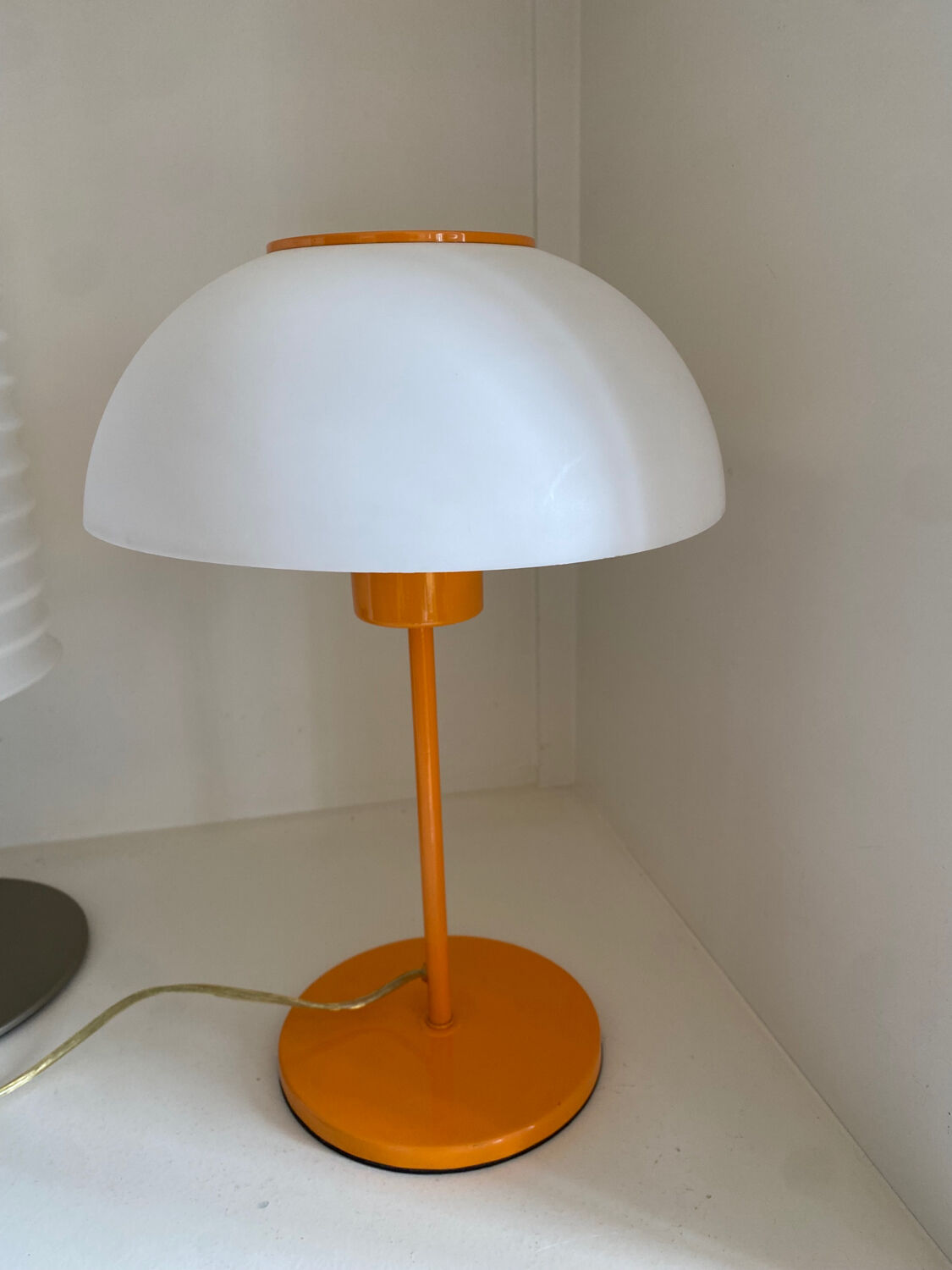 Lampe champignon vintage métal laqué orange et plastique blanc