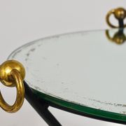 Table d'appoint miroir française milieu du siècle, style Jacques Adnet, laiton, années 1950