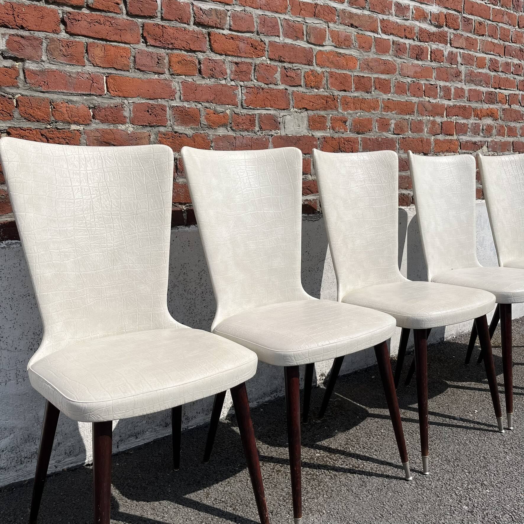 Set of 4 vintage Baumann chairs, in wood and white faux leather, model ESSOR.