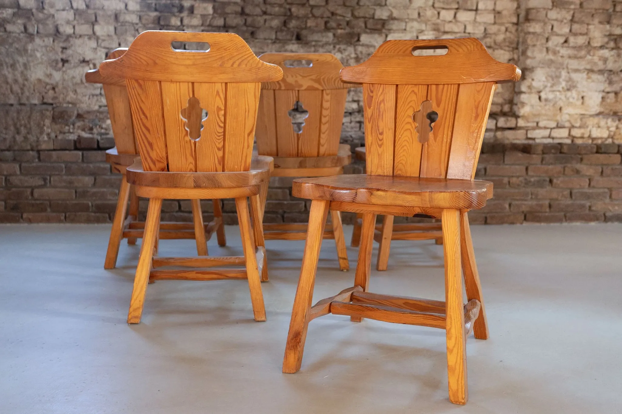 Set of four sculptural pine dining chairs – 1970s