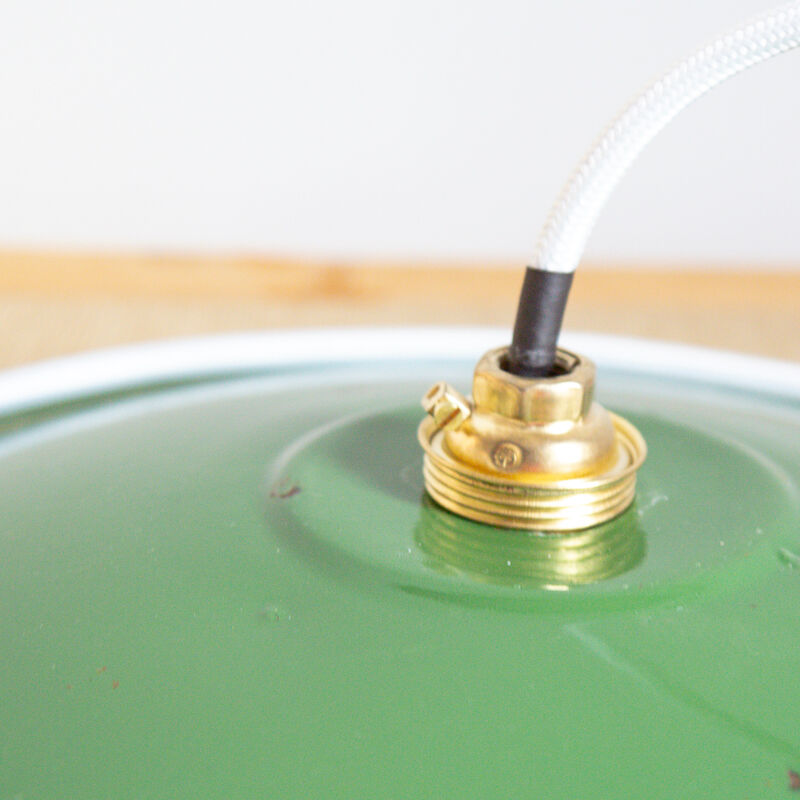 Suspension in green enamelled sheet metal