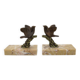 Paire de serre-livres Art déco français en étain représentant des oiseaux perchés sur une branche, socle en marbre