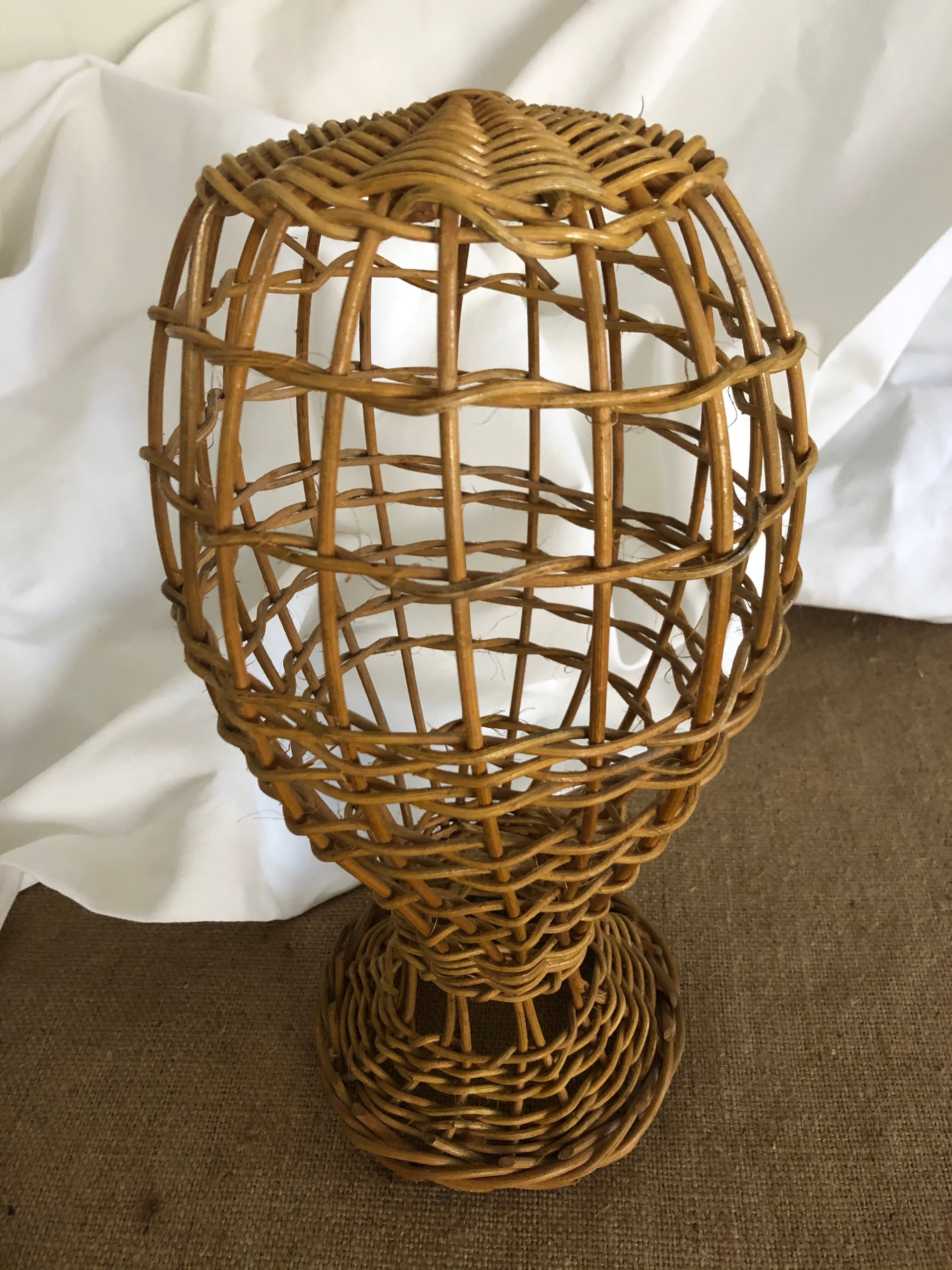 Head to rattan hat, milliner's marotte