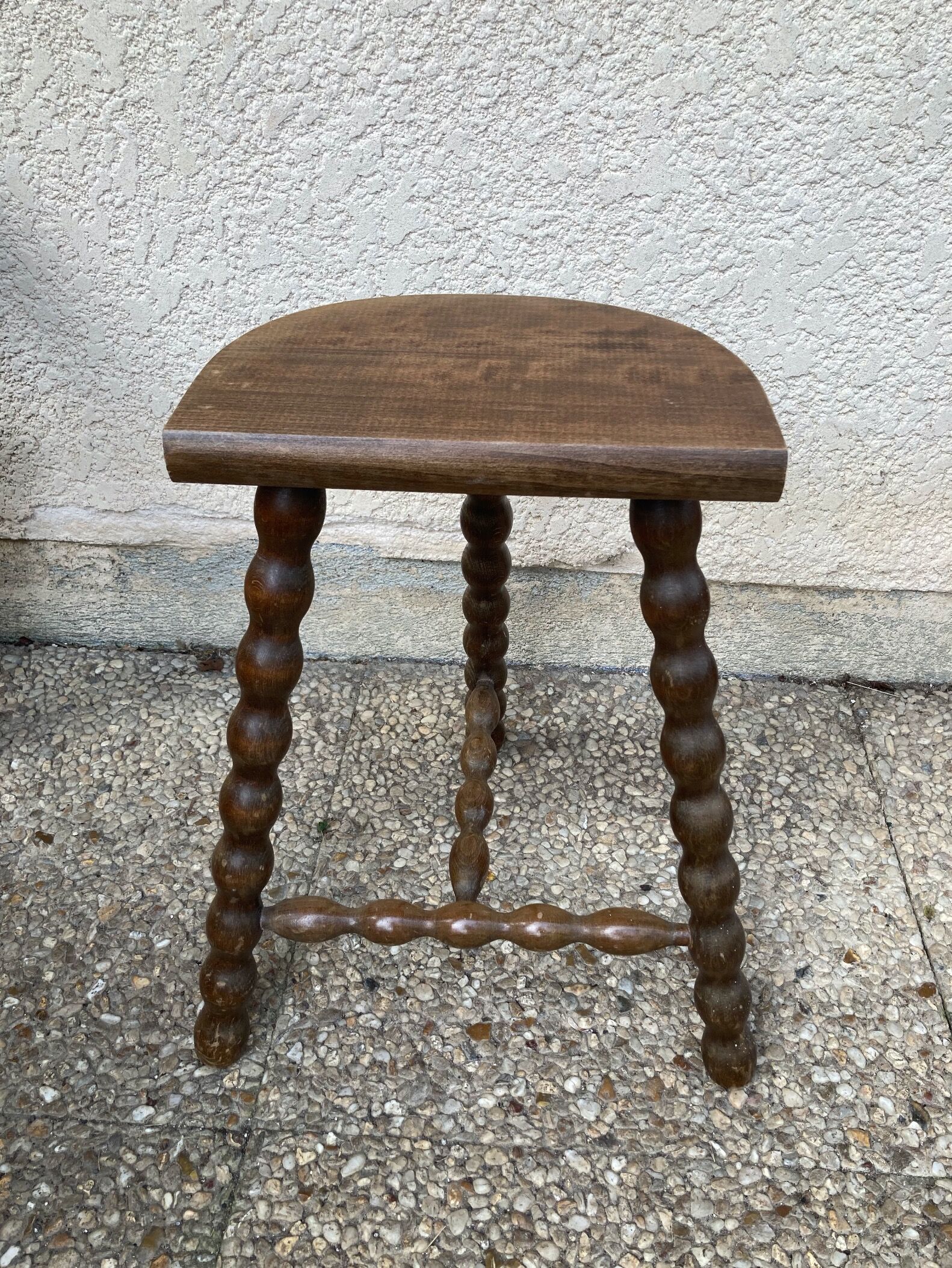 Half-moon pearl tripod stool