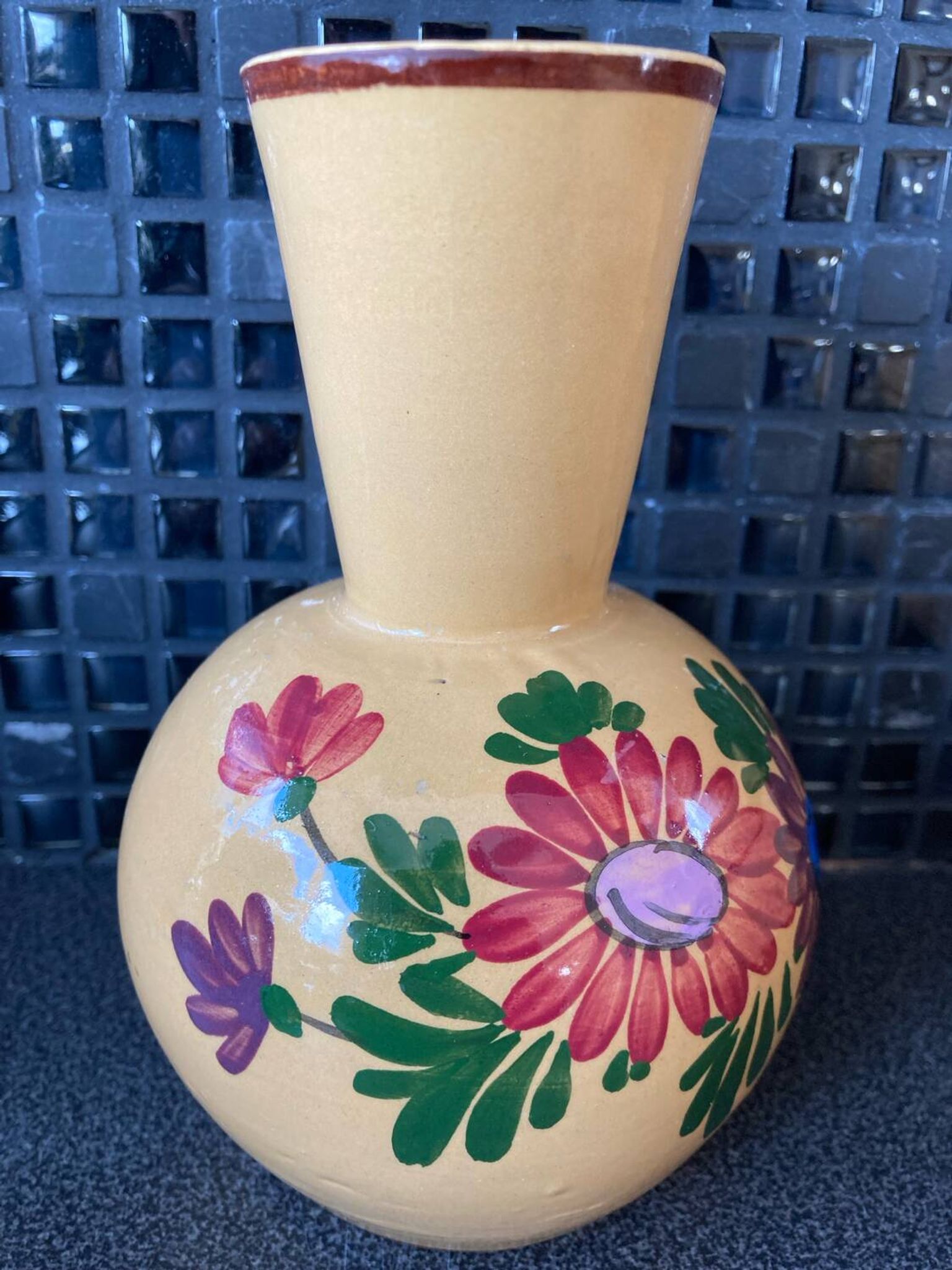 Vase en terre cuite décor de fleurs