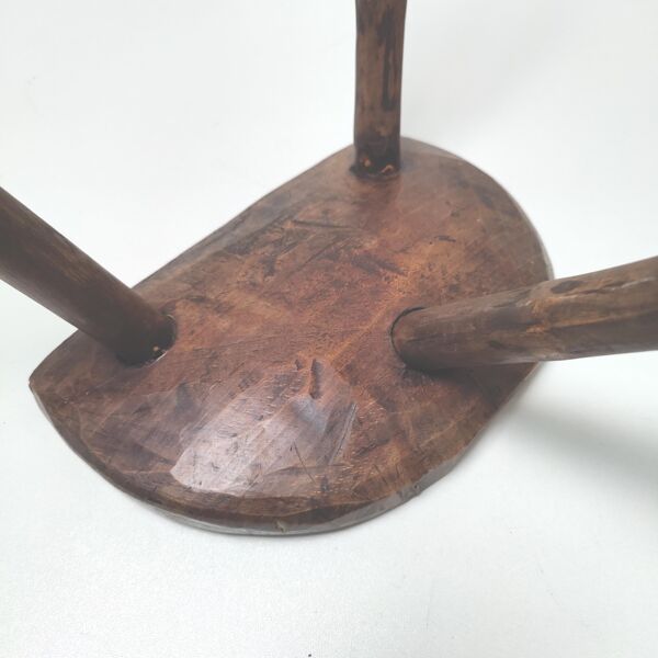 Tabouret tripode brutaliste bois massif demi rond
