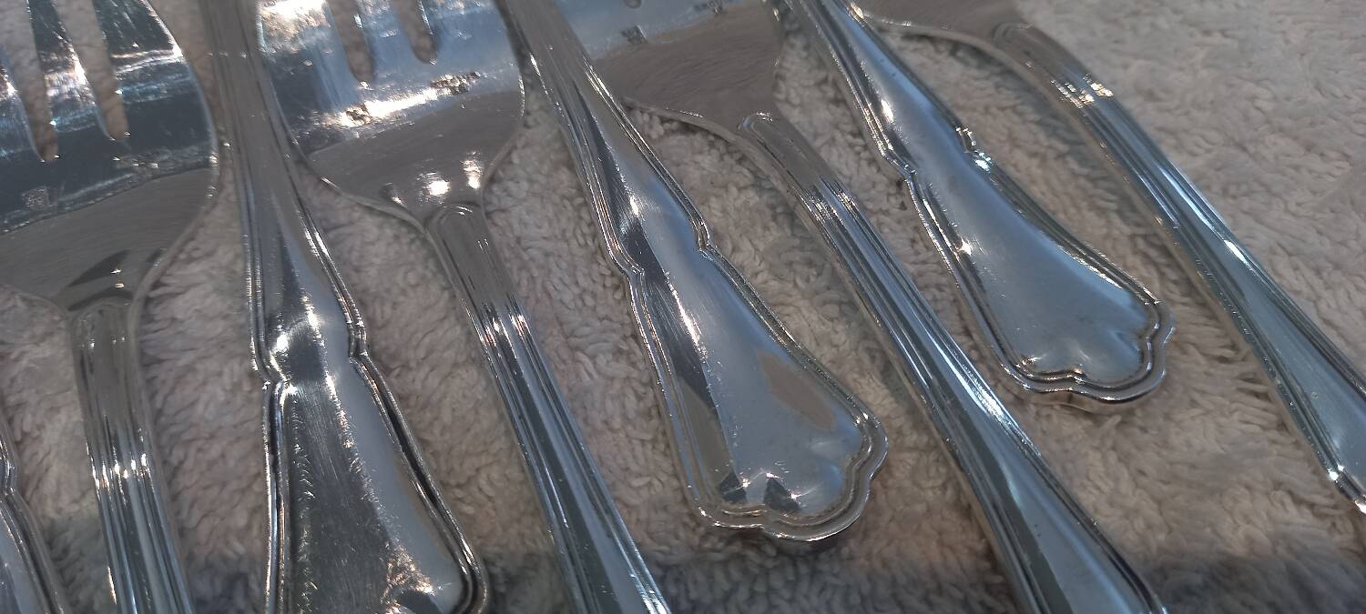 12 silver-plated oyster forks, 13.3cm contours