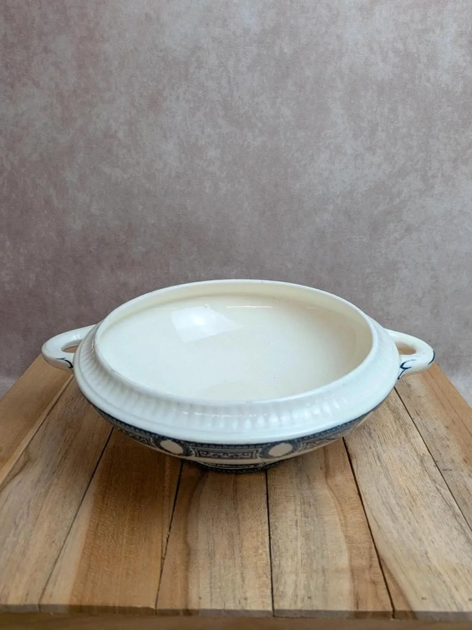 Soupière ancienne en terre de fer Salins – Modèle Saïda – Décor bleu
