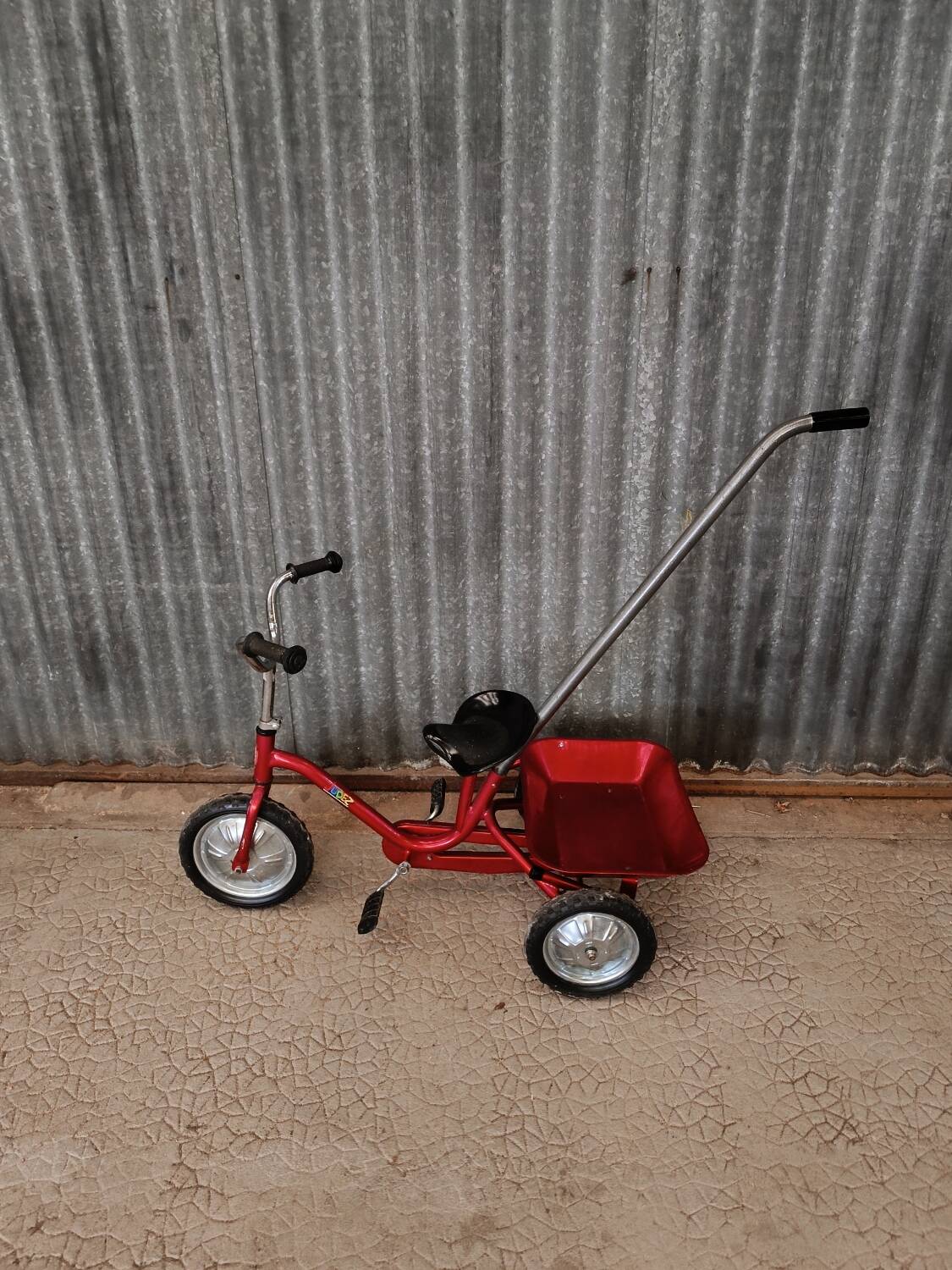 Tricycle en métal rouge vintage