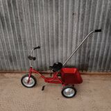 Tricycle en métal rouge vintage
