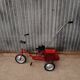 Tricycle en métal rouge vintage